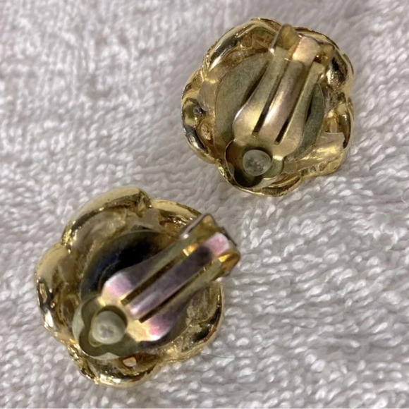 Vintage Gold Tone With Faux  Pearl Centre Clip On Earrings - Picture 2 of 8